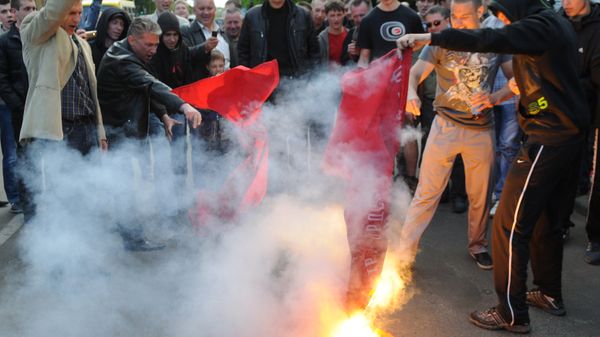 Supporters of nationalist parties burn red flags during a protest in Lviv, eastern Ukraine, during a Victory day celebration marking the anniversary of the end of WWII on May 9, 2011 Supporters of nationalist parties burn red flags during a protest in Lviv, eastern Ukraine, during a Victory day celebration marking the anniversary of the end of WWII on May 9, 2011 - Sputnik International