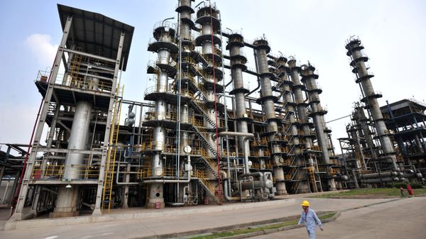 This photo taken on May 10, 2011 shows a worker walking by at an oil refinery of China's Sinopec, in Wuhan, central China's Hubei province - Sputnik International