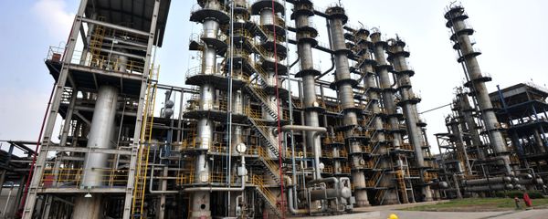 This photo taken on May 10, 2011 shows a worker walking by at an oil refinery of China's Sinopec, in Wuhan, central China's Hubei province This photo taken on May 10, 2011 shows a worker walking by at an oil refinery of China's Sinopec, in Wuhan, central China's Hubei province - Sputnik International