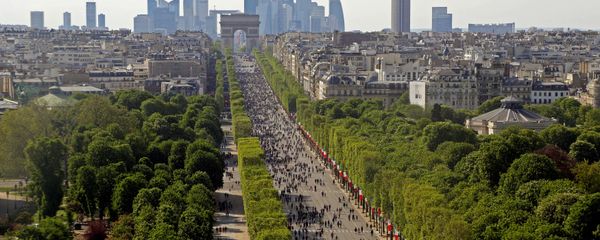 People walk on the car-free Champs-Elysees avenue in Paris, France, May 8, 2016 People walk on the car-free Champs-Elysees avenue in Paris, France, May 8, 2016 - Sputnik International