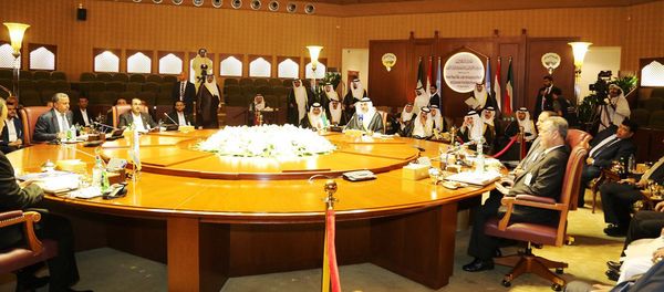 This Thursday, April 21, 2016 photo released by KUNA, Kuwait's state news agency shows delegates meeting in Kuwait City from Yemen's internationally-recognized government, which is backed by a Saudi-led military coalition, and Shiite rebels known Houthis and their allies, who hold the capital, Sanaa - Sputnik International