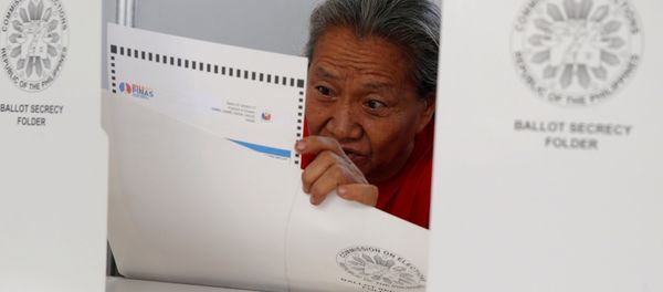 A resident casts her vote in a polling precincts for the national elections in Davao city in southern Philippines, May 9, 2016. A resident casts her vote in a polling precincts for the national elections in Davao city in southern Philippines, May 9, 2016. - Sputnik International