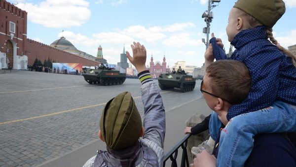 Spectators look at the rehearsal of the May 9 Victory Day Parade in Moscow Spectators look at the rehearsal of the May 9 Victory Day Parade in Moscow - Sputnik International