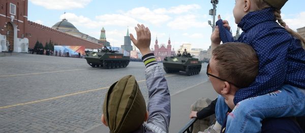 Spectators look at the rehearsal of the May 9 Victory Day Parade in Moscow Spectators look at the rehearsal of the May 9 Victory Day Parade in Moscow - Sputnik International