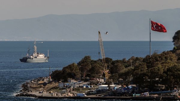 A Russian military intelligence ship, which leads a group of Russian warships, unseen, sails through the Bosporus in Istanbul, Turkey (File) - Sputnik International
