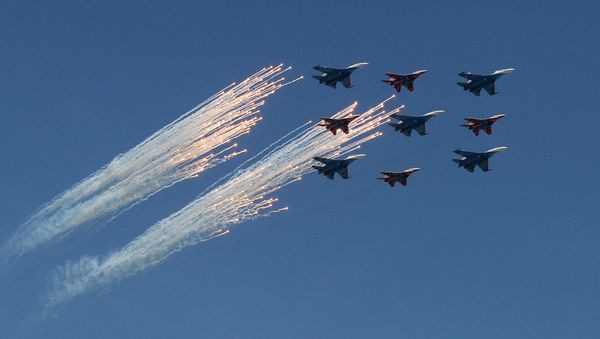Sukhoi Su-27 Flanker fighters of the Russian Knights aerobatic team and Mikoyan-Gurevich MiG-29 Fulcrum fighters of the Swifts aerobatic team at the military parade to mark the 71st anniversary of Victory in the 1941-1945 Great Patriotic War - Sputnik International