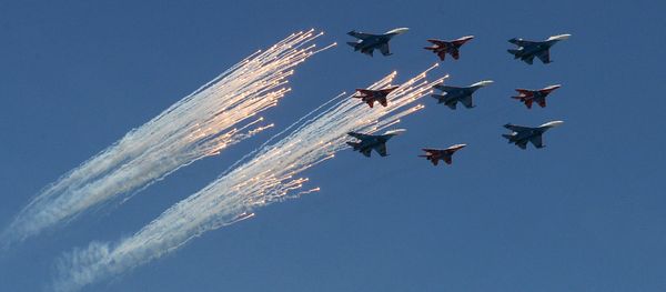Sukhoi Su-27 Flanker fighters of the Russian Knights aerobatic team and Mikoyan-Gurevich MiG-29 Fulcrum fighters of the Swifts aerobatic team at the military parade to mark the 71st anniversary of Victory in the 1941-1945 Great Patriotic War Sukhoi Su-27 Flanker fighters of the Russian Knights aerobatic team and Mikoyan-Gurevich MiG-29 Fulcrum fighters of the Swifts aerobatic team at the military parade to mark the 71st anniversary of Victory in the 1941-1945 Great Patriotic War - Sputnik International