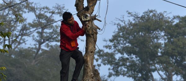 An Indian technician checks the CCTV camera at the roadside near the Presidential Palace as preparations for the nation's Republic Day parade take place in New Delhi on January 24, 2015 - Sputnik International