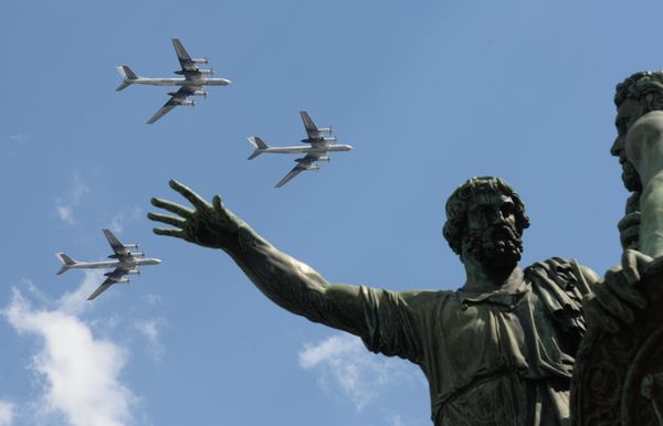 The Tu-95 bombers seen flying over Moscow's Red Square during the rehearsal of the May 9 Victory Day Parade The Tu-95 bombers seen flying over Moscow's Red Square during the rehearsal of the May 9 Victory Day Parade - Sputnik International