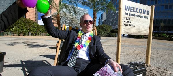 An activist takes part in a demonstration outside the European Commission (EC) headquarters ahead of statements by the EC on the effectiveness of existing measures against tax evasion and money-laundering in light of the recent Panama Paper revelations, in Brussels, Belgium, April 12, 2016. An activist takes part in a demonstration outside the European Commission (EC) headquarters ahead of statements by the EC on the effectiveness of existing measures against tax evasion and money-laundering in light of the recent Panama Paper revelations, in Brussels, Belgium, April 12, 2016. - Sputnik International