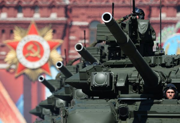 T-90A main battle tanks at the military parade to mark the 71st anniversary of Victory in the 1941-1945 Great Patriotic War, May 9, 2016. - Sputnik International