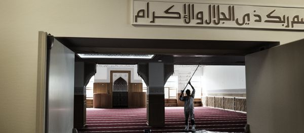 A worker paints a wall inside the mosque in Rovsingsgade in Copenhagen on June 16, 2014 - Sputnik International