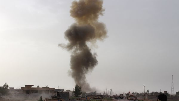 Fighters from the Iraqi pro-government forces watch smoke billow during a military operation against the Islamic State (IS) group near Amriyat al-Fallujah, west of the capital Baghdad in the Anbar province, on May 5, 2016 - Sputnik International