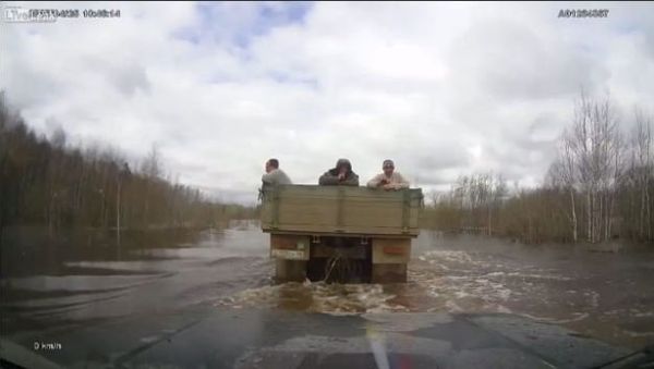 Truck Tows Lada Niva on Flooded Road in Russia - Sputnik International