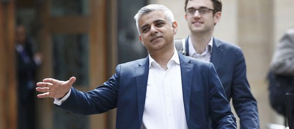 London's Mayor elect, Sadiq Khan, goes to shake hands with a passer-by as he leaves Southwark Cathedral in London, Britain, May 7, 2016. - Sputnik International