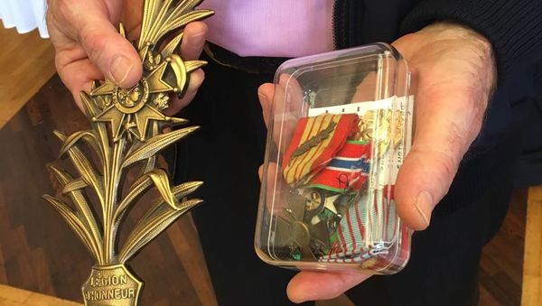 Another French couple has sent their own WWII-era medals to the family of the late Russian officer who gave his life to help liberate the ancient city of Palmyra from Daesh terrorists in March 2016, according to RIA Novosti - Sputnik International