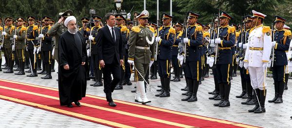 Iran's President Hassan Rouhani (L) reviews the honour guard with Italian Prime Minister Matteo Renzi during an official welcoming ceremony in Tehran, Iran, April 12, 2016 Iran's President Hassan Rouhani (L) reviews the honour guard with Italian Prime Minister Matteo Renzi during an official welcoming ceremony in Tehran, Iran, April 12, 2016 - Sputnik International