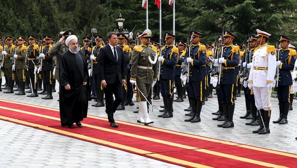 Iran's President Hassan Rouhani (L) reviews the honour guard with Italian Prime Minister Matteo Renzi during an official welcoming ceremony in Tehran, Iran, April 12, 2016 Iran's President Hassan Rouhani (L) reviews the honour guard with Italian Prime Minister Matteo Renzi during an official welcoming ceremony in Tehran, Iran, April 12, 2016 - Sputnik International