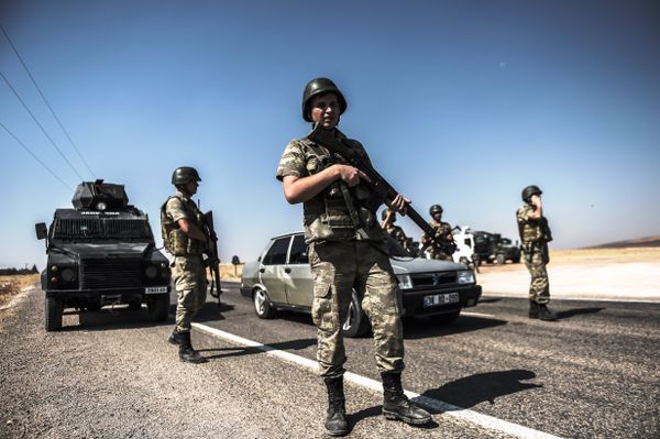 Turkish soldiers stand near the Turkey-Syrian border post in Sanliurfa, on September 4, 2015. Turkish soldiers stand near the Turkey-Syrian border post in Sanliurfa, on September 4, 2015. - Sputnik International