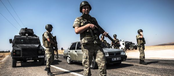 Turkish soldiers stand near the Turkey-Syrian border post in Sanliurfa, on September 4, 2015. Turkish soldiers stand near the Turkey-Syrian border post in Sanliurfa, on September 4, 2015. - Sputnik International