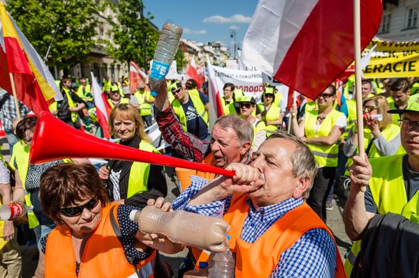 Garbage collectors working for private companies protest against governmental law changing plans, in Warsaw, Poland, on May 10, 2016 - Sputnik International