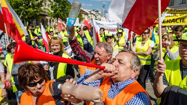 Garbage collectors working for private companies protest against governmental law changing plans, in Warsaw, Poland, on May 10, 2016 Garbage collectors working for private companies protest against governmental law changing plans, in Warsaw, Poland, on May 10, 2016 - Sputnik International