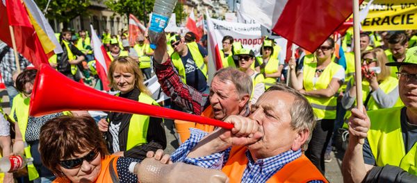Garbage collectors working for private companies protest against governmental law changing plans, in Warsaw, Poland, on May 10, 2016 - Sputnik International