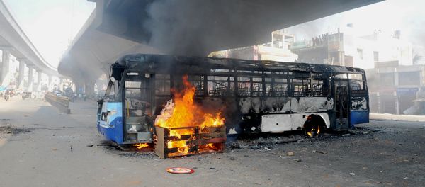 A bus burns underneath an flyover following a protest by Indian garment factory workers in Bangalore on April 19, 2016 - Sputnik International
