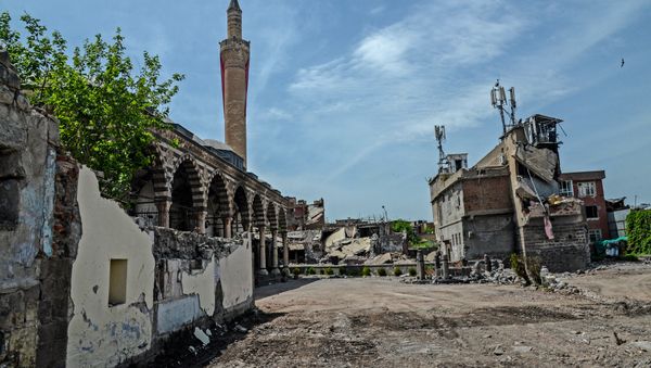 Damaged houses and a mosque are pictured in the historical district in Diyarbakir, southeastern Turkey, on May 5, 2016 - Sputnik International