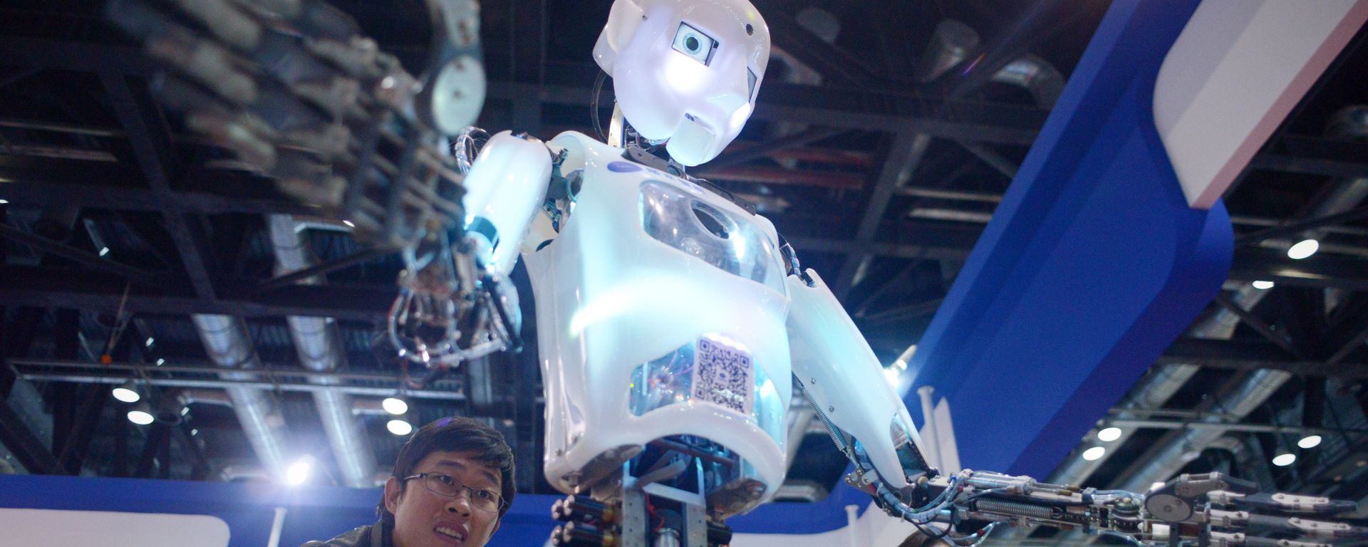 China-science-computer-robot, by Ben DOOLEY This picture taken on November 24, 2015 shows visitors watching a robot (C) demonstration during the World Robot Conference in Beijing - Sputnik International, 1920, 16.12.2025
