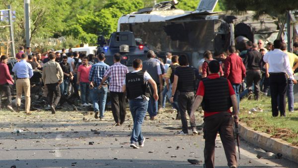 Plainclothes police officers and security officers gather at the scene following a car bomb attack on a police vehicle in the Kurdish-dominated southeastern city of Diyarbakir, Turkey May 10, 2016 - Sputnik International