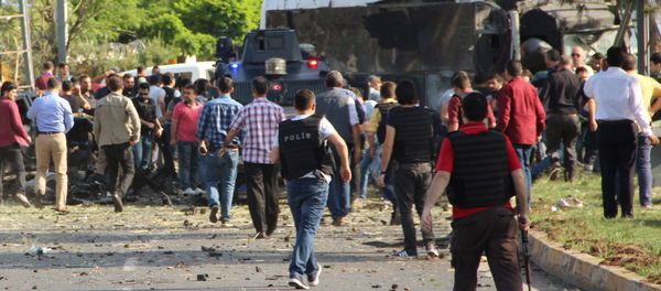Plainclothes police officers and security officers gather at the scene following a car bomb attack on a police vehicle in the Kurdish-dominated southeastern city of Diyarbakir, Turkey May 10, 2016 - Sputnik International