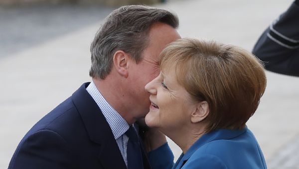 German Chancellor Angela Merkel welcomes British Prime Minister David Cameron as he arrives for an informal meeting at the Herrenhausen Palace in Hanover, central Germany on April 25, 2016. German Chancellor Angela Merkel welcomes British Prime Minister David Cameron as he arrives for an informal meeting at the Herrenhausen Palace in Hanover, central Germany on April 25, 2016. - Sputnik International