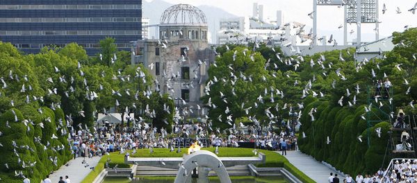 Doves fly over the Peace Memorial Park with a view of the gutted A-bomb dome at a ceremony in Hiroshima, Japan August 6, 2010 Doves fly over the Peace Memorial Park with a view of the gutted A-bomb dome at a ceremony in Hiroshima, Japan August 6, 2010 - Sputnik International