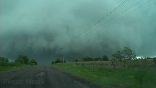 Monster Tornado in Oklahoma Up Close - Sputnik International
