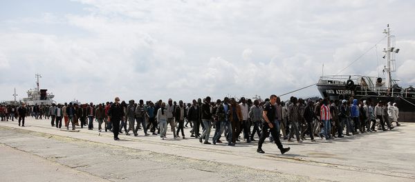 Migrants disembark from the Italian Navy vessel Grecale in the Sicilian harbour of Augusta, Italy May 7, 2016 - Sputnik International