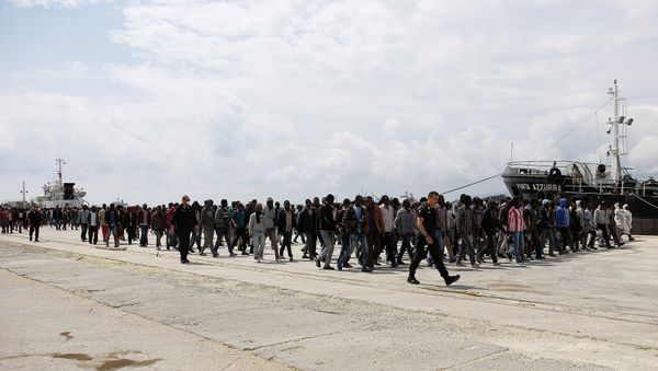 Migrants disembark from the Italian Navy vessel Grecale in the Sicilian harbour of Augusta, Italy May 7, 2016 - Sputnik International