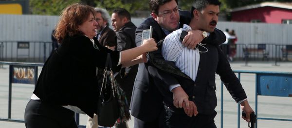 An assailant who attempted to shoot prominent Turkish journalist Can Dundar is caught by Dilek Dundar, wife of Can Dundar, and an unidentified man outside a courthouse in Istanbul, Turkey May 6, 2016 - Sputnik International