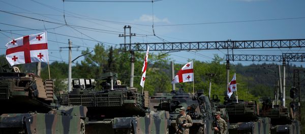 U.S. servicemen walk past U.S. M1A2 Abrams tanks as they arrive for the joint U.S.-Georgian exercise Noble Partner 2016 in Vaziani, Georgia, May 5, 2016 - Sputnik International