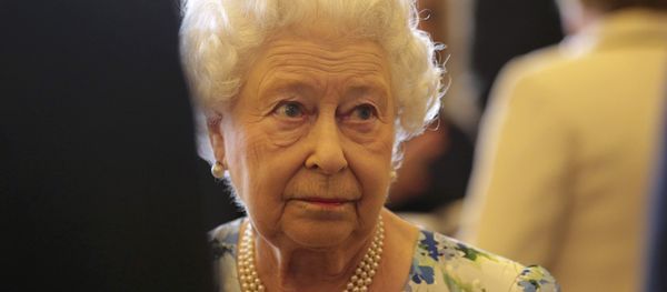 Britain's Queen Elizabeth speaks to Prime Minister David Cameron during a reception in Buckingham Palace to mark the the Queen's 90th Birthday, in London, Britain May 10, 2016. - Sputnik International