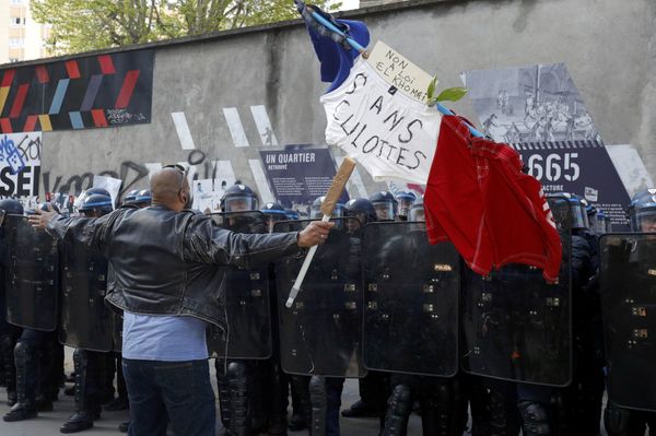 A man holds a French flag with the message, No to the El Khomri law in front of a line of French riot police during a protest against the French labour law proposal during the May Day labour union march in Paris, France, May 1, 2016. - Sputnik International