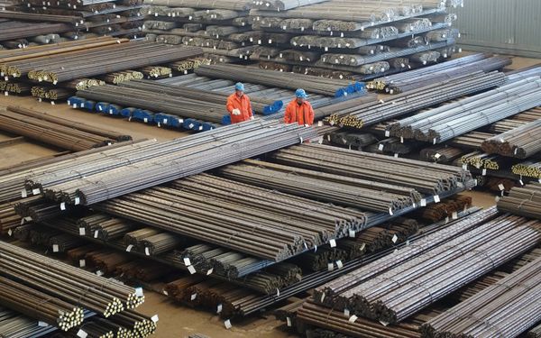 Workers check steel products at a factory in Dalian, Liaoning Province, China, March 30, 2016 Workers check steel products at a factory in Dalian, Liaoning Province, China, March 30, 2016 - Sputnik International