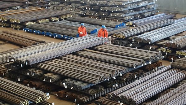Workers check steel products at a factory in Dalian, Liaoning Province, China, March 30, 2016 - Sputnik International