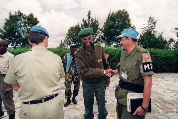 A picture taken 11 May 1994 in Buymba of Paul Kagame, leader of the Tutsi-led RPF (Rwandan Patriotic Front) shaking hands with an unidentified Canadian UN officer.  - Sputnik International