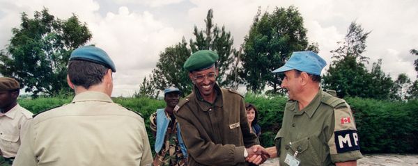A picture taken 11 May 1994 in Buymba of Paul Kagame, leader of the Tutsi-led RPF (Rwandan Patriotic Front) shaking hands with an unidentified Canadian UN officer. - Sputnik International