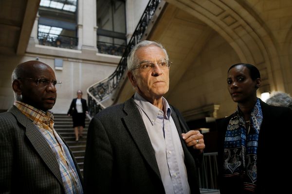 Genocide hunters Alain Gauthier (C) and his wife Dafroza Gauthier (R) talk to the media as they arrive to the Paris Court House in Paris, France May 10, 2016, on the first day of the trial of two former Rwandan local officials for their alleged participation in the 1994 genocide.  - Sputnik International