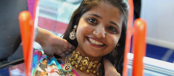 An Indian woman looks in the mirror (File) - Sputnik International