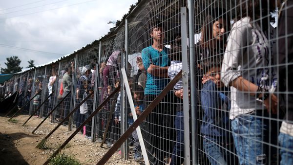 People queue for free food at a makeshift camp for migrants and refugees at the Greek-Macedonian border near the village of Idomeni, Greece, May 11, 2016. People queue for free food at a makeshift camp for migrants and refugees at the Greek-Macedonian border near the village of Idomeni, Greece, May 11, 2016. - Sputnik International