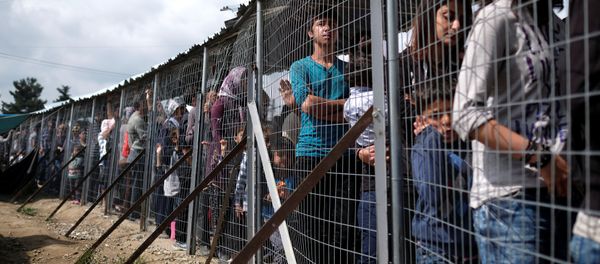 People queue for free food at a makeshift camp for migrants and refugees at the Greek-Macedonian border near the village of Idomeni, Greece, May 11, 2016. People queue for free food at a makeshift camp for migrants and refugees at the Greek-Macedonian border near the village of Idomeni, Greece, May 11, 2016. - Sputnik International