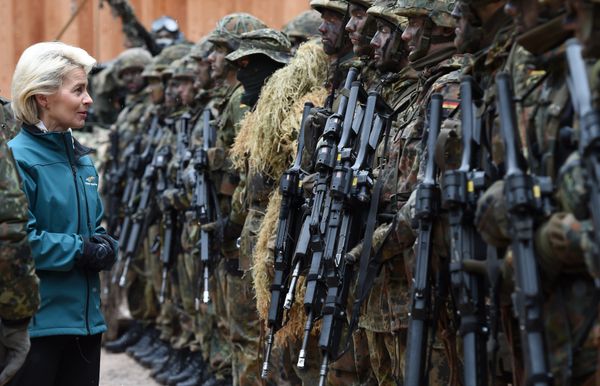 German Minister of Defense Ursula von der Leyen (C) posing with mountain infantry soldiers of the mountain infantry brigade 23 after she watched an exercise near the Bavarian village Bad Reichenhall, southern Germany, on March 23, 2016 German Minister of Defense Ursula von der Leyen (C) posing with mountain infantry soldiers of the mountain infantry brigade 23 after she watched an exercise near the Bavarian village Bad Reichenhall, southern Germany, on March 23, 2016 - Sputnik International